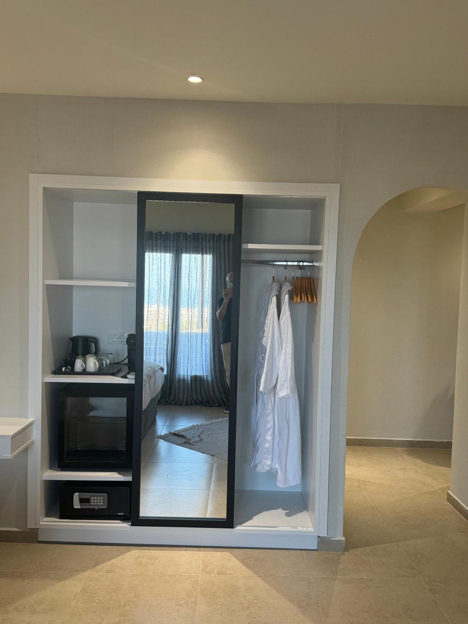 The Noverian Bios Santorini Boutique Hotel Φηρά Δωμάτιο φωτογραφία